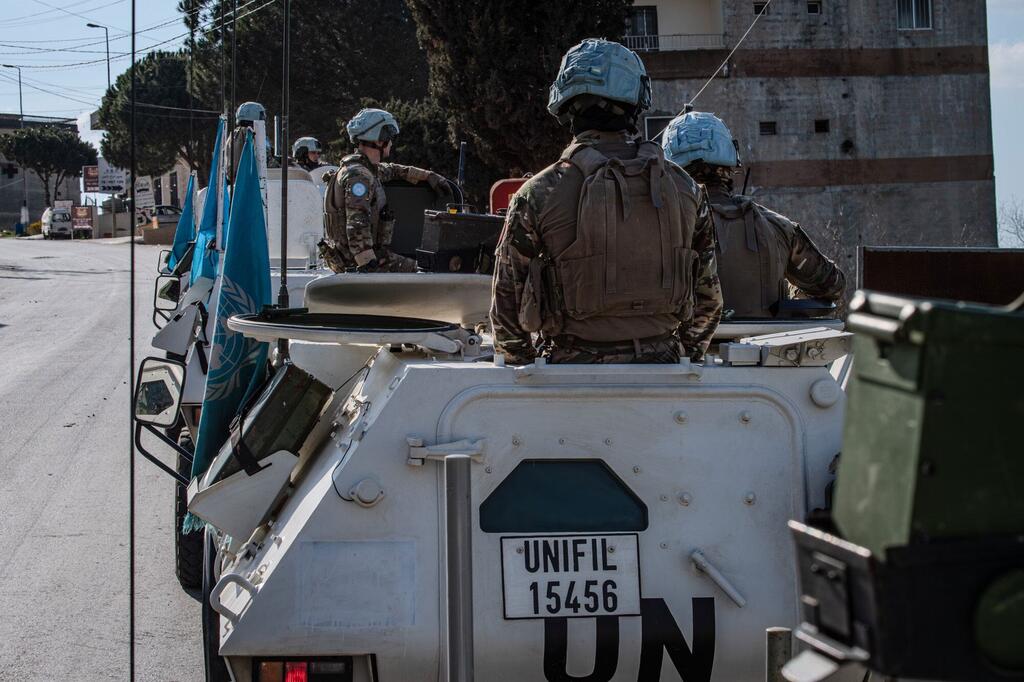 Миротворцы ООН патрулируют населенный пункт Дейр-Кифа на юге Ливана.